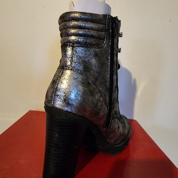 Guess Garyn Combat Boot in Metallic Silver, Size8M, NEW with Box - Picture 5 of 9